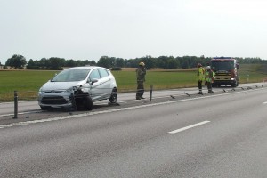 Bil i vajerräcke E22 norrg s Kalmar