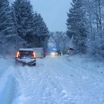 Skolbuss och budbil i varsitt dike Vallbyvägen