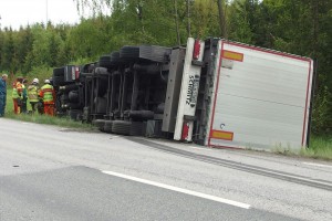 Långtradare i diket i Tving