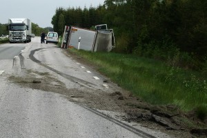 Långtradare i diket i Tving