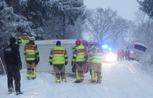 Skolbuss och budbil i varsitt dike Vallbyvägen