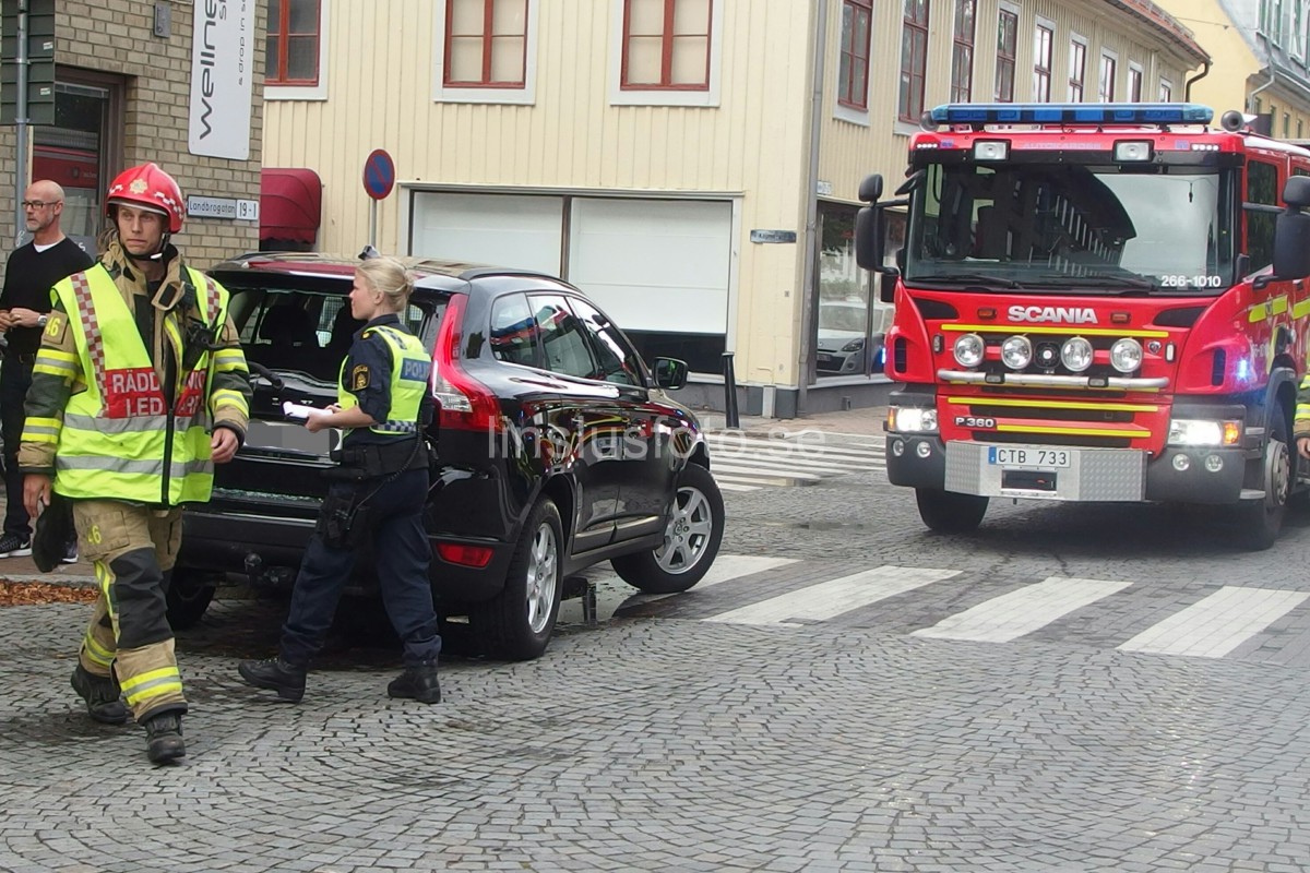 Buss personbil trafikolycka Landbrogatan