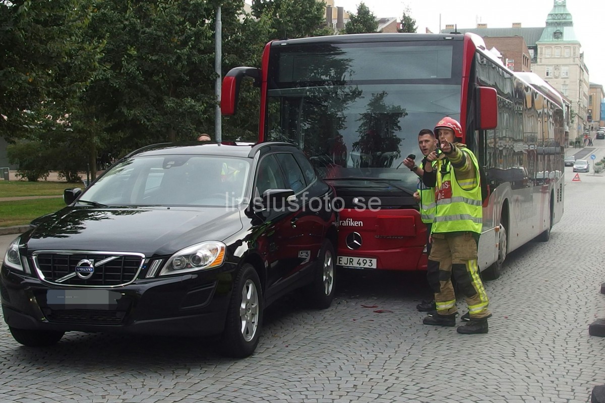 Buss personbil trafikolycka Landbrogatan