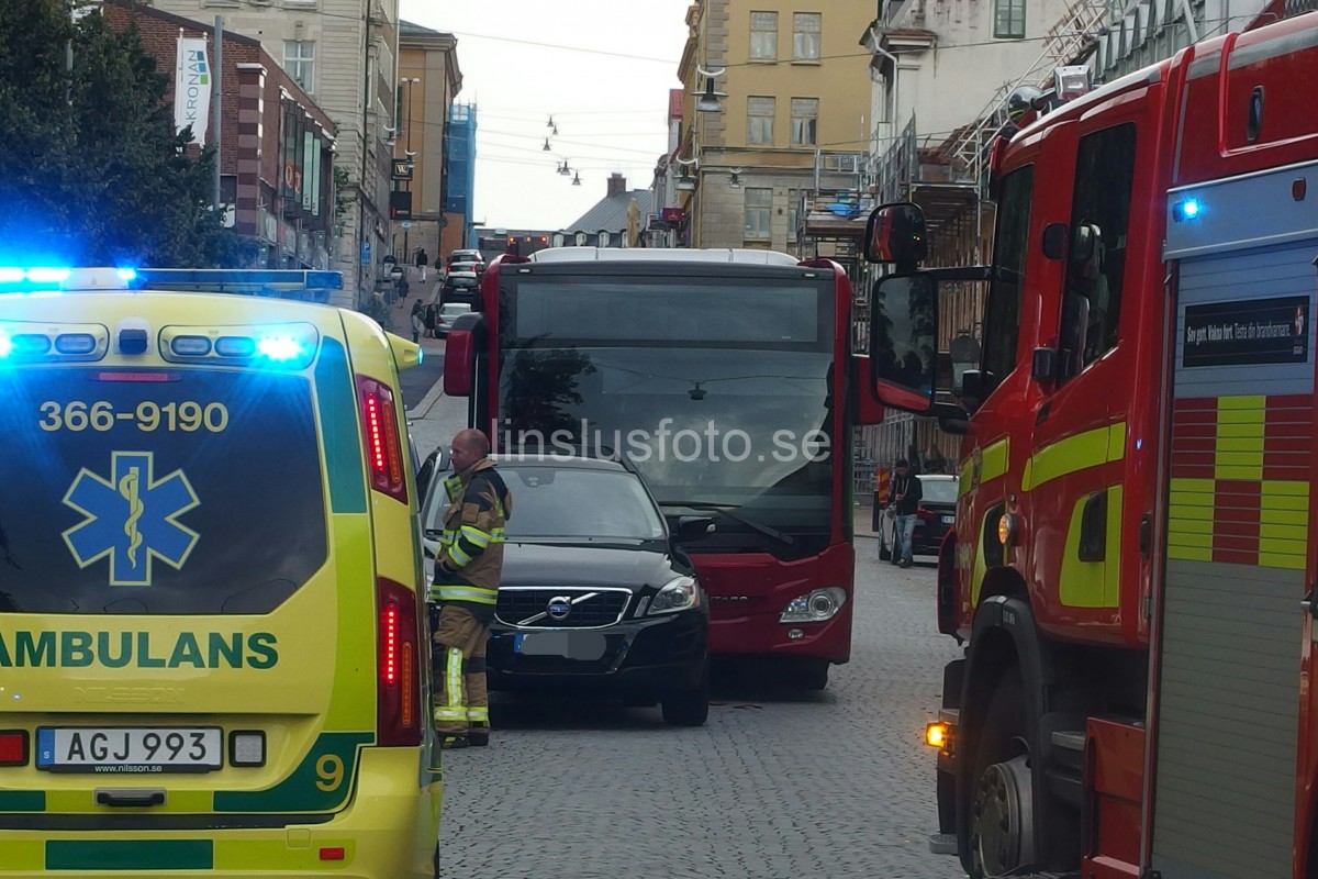 Buss personbil trafikolycka Landbrogatan