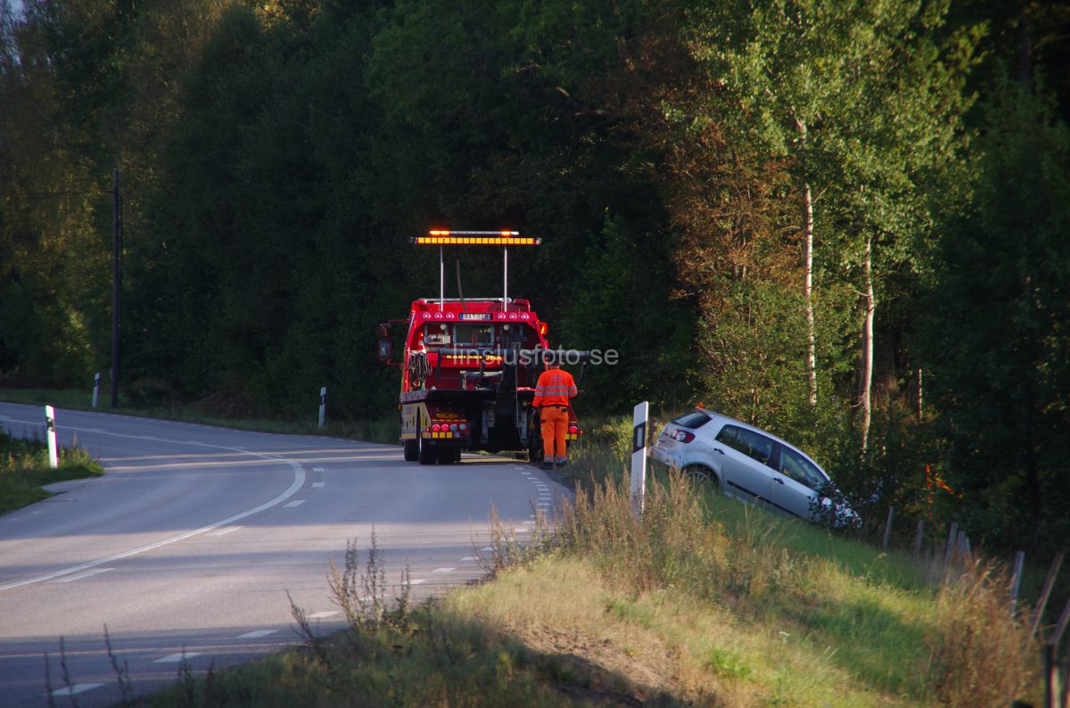 Bil av vägen rv 28 Nävragöl