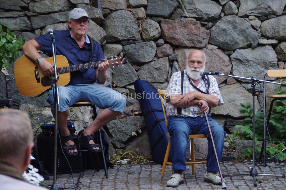 Visor på bakgården Åke och Inge