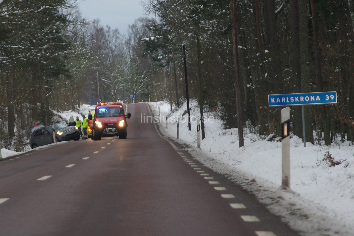 Bil av vägen Fur Rv 28