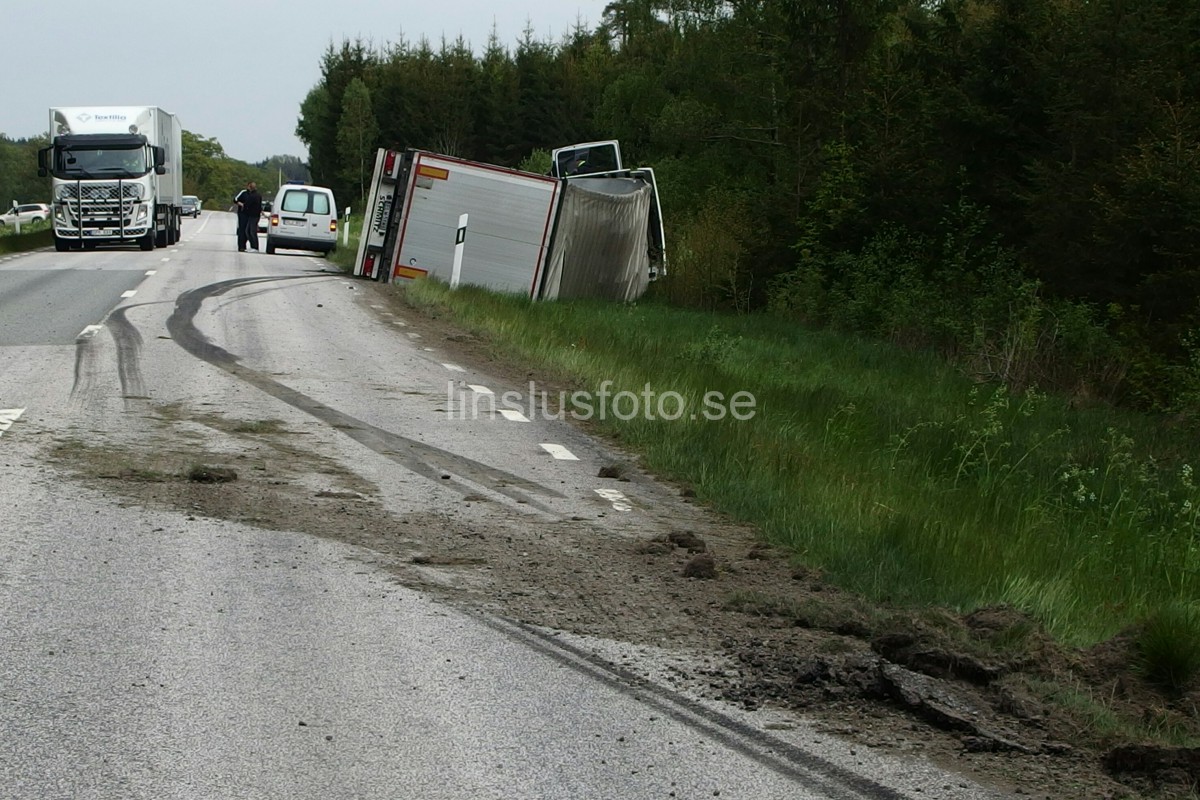 Långtradare i diket i Tving