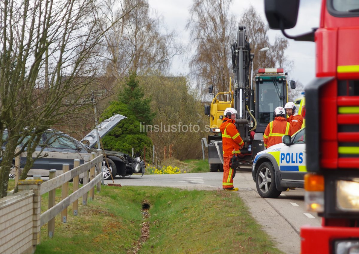 trafikolycka-gravmaskin-personbil-hasslo-2